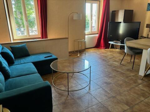 Logis Hotel Restaurant De La Poste 蓬特吉博 外观 照片